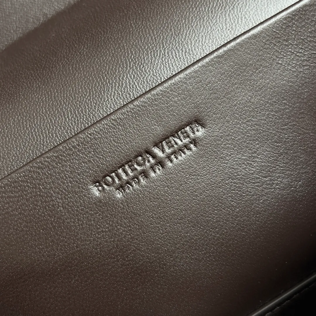 Batch 1360 Bottega Veneta 24 spring and summer woven zipper crossbody bag. A crossbody bag that can be used as a cosmetic bag. The exquisite weaving and compact body are an indispensable accessory for the upcoming summer. The double zipper also better protects the bag. It has a large capacity. If you like it, don’t miss it. Style number: 789109 Size: 22*12.5*5cm